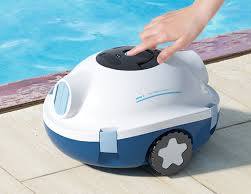 Aufstellbarer, kabelloser Poolroboter